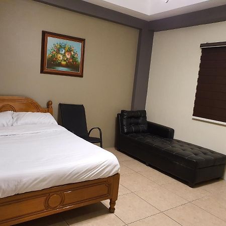 2428 Suites Urdaneta المظهر الخارجي الصورة