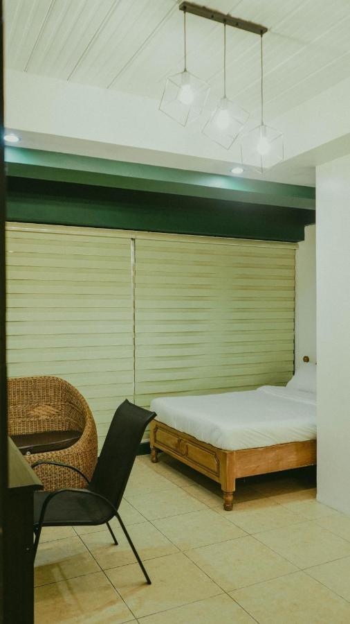 2428 Suites Urdaneta المظهر الخارجي الصورة