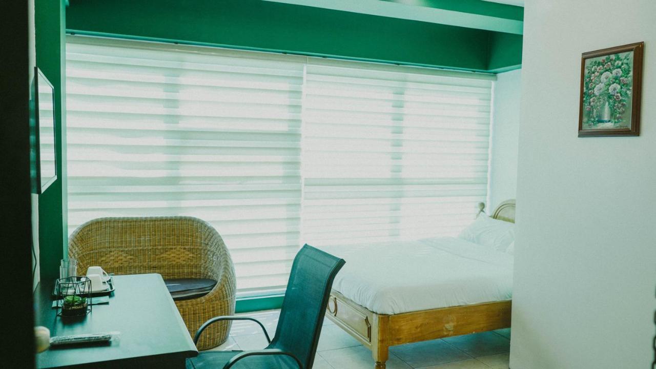 2428 Suites Urdaneta المظهر الخارجي الصورة