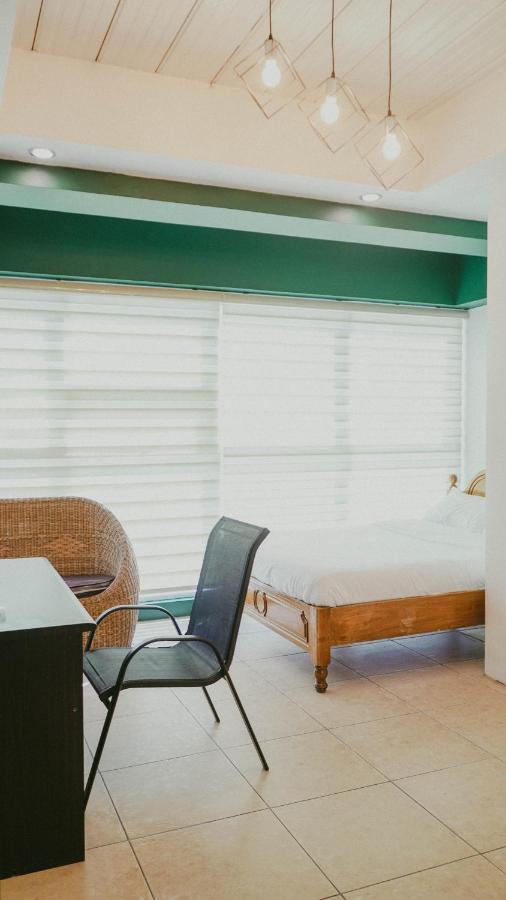 2428 Suites Urdaneta المظهر الخارجي الصورة